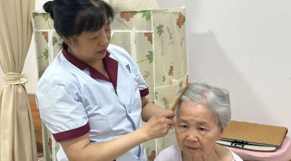 她把养老护理干成了终身寿险，受益人是所有老人！